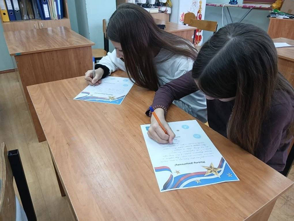 В Белгородской области юные помощники автоинспекторов ко Дню защитника Отечества написали письма солдатам