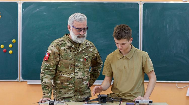 «Нужен был человек с боевым опытом. Спросили, готов ли работать с подростками. Я, конечно, сначала задумался. Одно дело работать со взрослыми, но совсем другое – с детьми. Это большая ответственность», – отмечает ветеран СВО