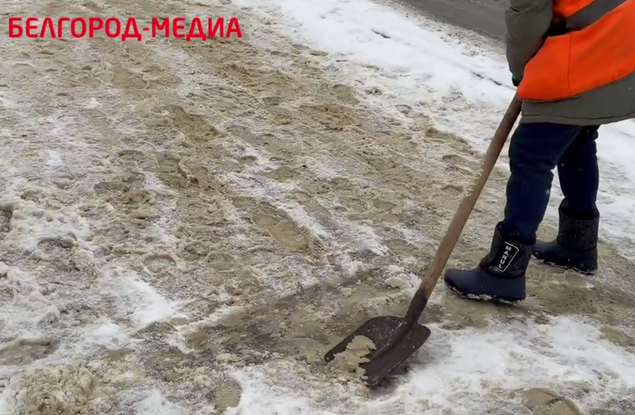 Зима не отступает, белгородские коммунальщики тоже