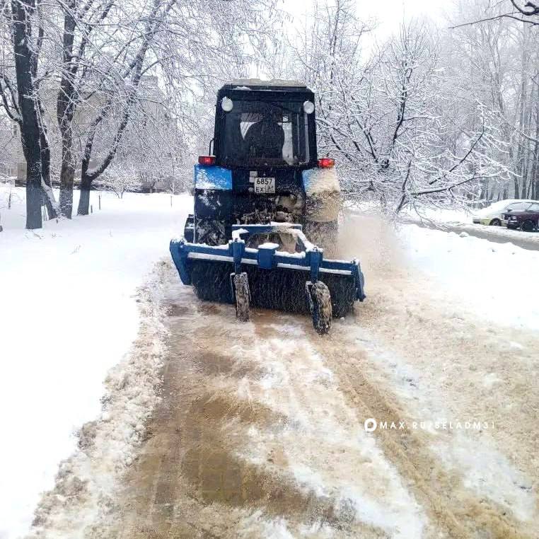 В Белгороде убирают снег и наледь: на улицах работают 65 единиц техники и 415 человек