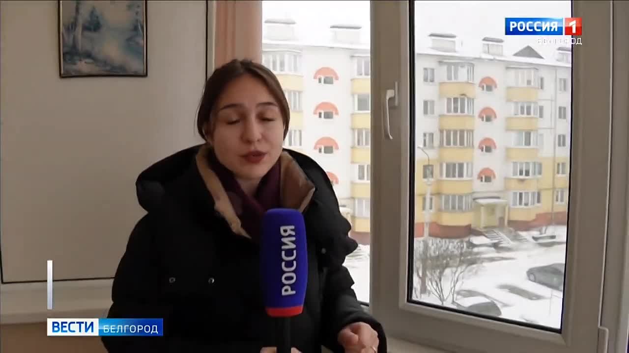 На белоснежном стеклопакете – дыра и кружевной узор из мелких трещин