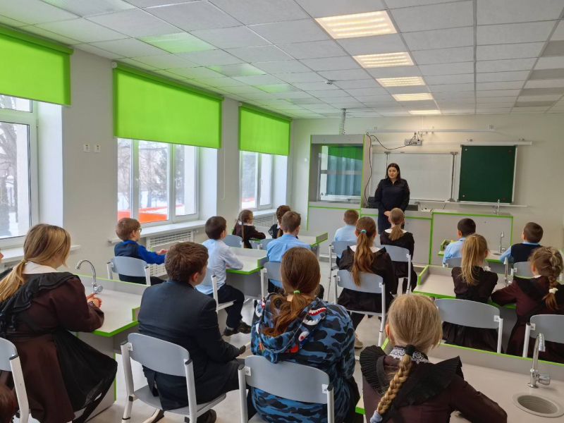 В Ивнянском округе полицейские напомнили школьникам правила безопасности