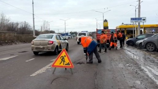 В Белгороде убирают ямы на дорогах