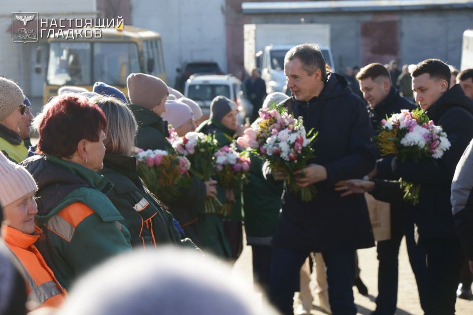 Вячеслав Гладков: Вместе с мэром Белгорода Валентином Валентиновичем Демидовым по уже сложившейся традиции приехали поздравить сотрудниц МБУ «Управление Белгорблагоустройство»