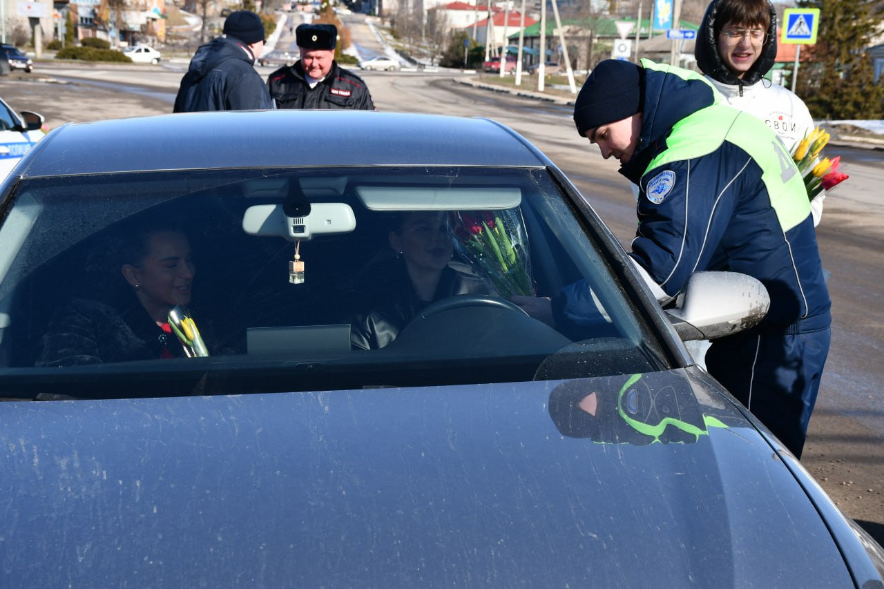 Традиционная акция «Цветы для автоледи» прошла на территории Красногвардейского округа 8 Марта