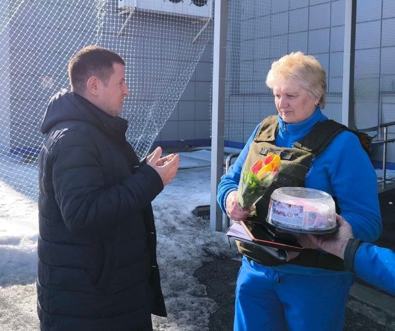 Глава округа навестил жительниц, которые даже в свой праздник находятся на рабочем посту, обеспечивая безопасность и благополучие краснояружцев