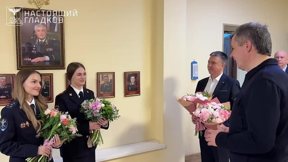 Вячеслав Гладков: По доброй традиции утром 8 марта приехал поздравить с праздником сотрудниц оперативных служб, которые круглосуточно находятся на рабочем месте