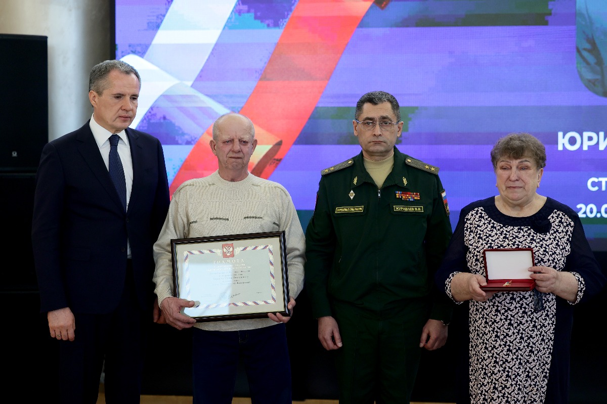 Вячеслав Гладков вручил Звезду Героя России семье старшего лейтенанта Юрия Корнеева из Белгородской области, погибшего в ходе выполнения задач СВО