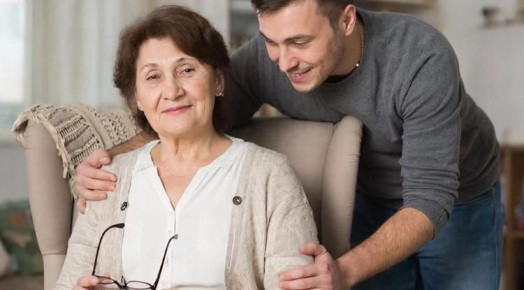 «Чаще всего устают и мучаются чувством вины те, кто больше всех помогает пожилым родным. Но сказать себе «я перегружен» – это не предать родителей, а сохранить и отношения, и свои силы»