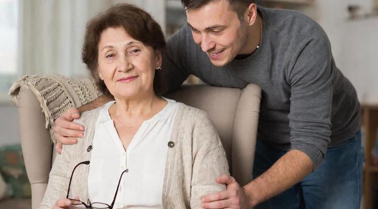 «Чаще всего устают и мучаются чувством вины те, кто больше всех помогает пожилым родным. Но сказать себе «я перегружен» – это не предать родителей, а сохранить и отношения, и свои силы»