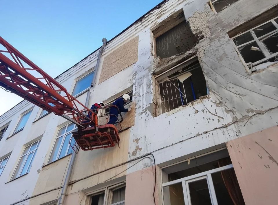 К закрытию теплового контура Белгородского строительного колледжа, здание которого пострадало при ракетном ударе ВСУ в выходные, присоединились добровольцы регионального отделения Всероссийского студенческого корпуса...