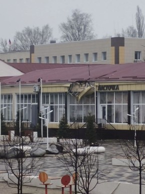 От удара второго дрона ВСУ в Короче повреждены соцобъект, три квартиры в двух МКД, шесть легковых автомобилей, два частных дома и коммерческий объект