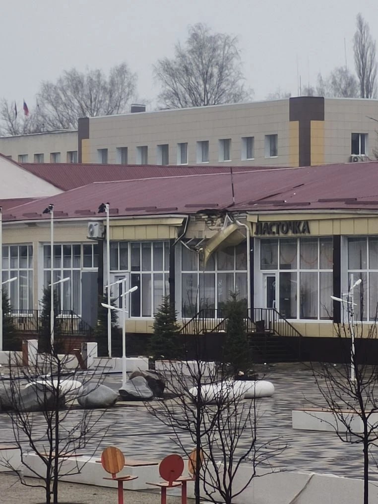 От удара второго дрона ВСУ в Короче повреждены соцобъект, три квартиры в двух МКД, шесть легковых автомобилей, два частных дома и коммерческий объект