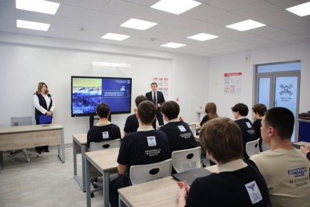 Учебная неделя в белгородских школах началась с «Разговоров о важном» на тему «Заводы России»