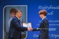Мэр Валентин Демидов вручил сертификаты на получение стипендий главы администрации города лучшим школьникам