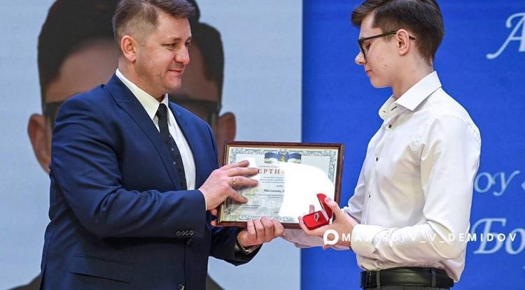 В Белгороде наградили талантливых школьников
