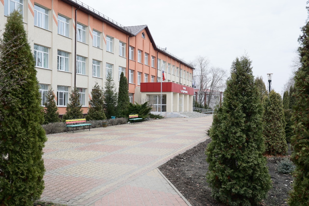 Вячеслав Гладков обозначил приоритетные задачи для развития флагманской школы в селе Ездочное Чернянского округа