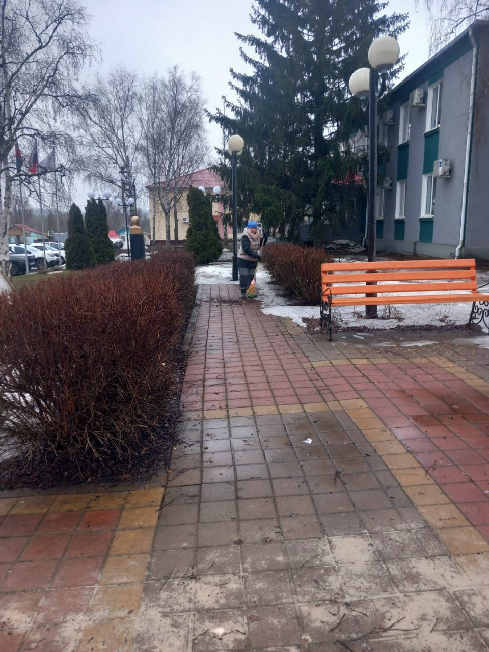 Весенний санитарно-экологический месячник по благоустройству и озеленению территорий населённых пунктов, который проходит в рамках национального проекта «Экологическое благополучие» состоялся в селе Белый Колодезь