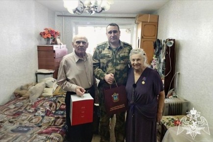 В юбилейный день заместитель начальника Управления Росгвардии поздравил ветерана войск правопорядка