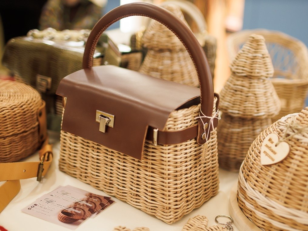 Благодаря соцконтракту жительница Красной Яруги открыла мастерскую по плетению изделий из бумажной лозы