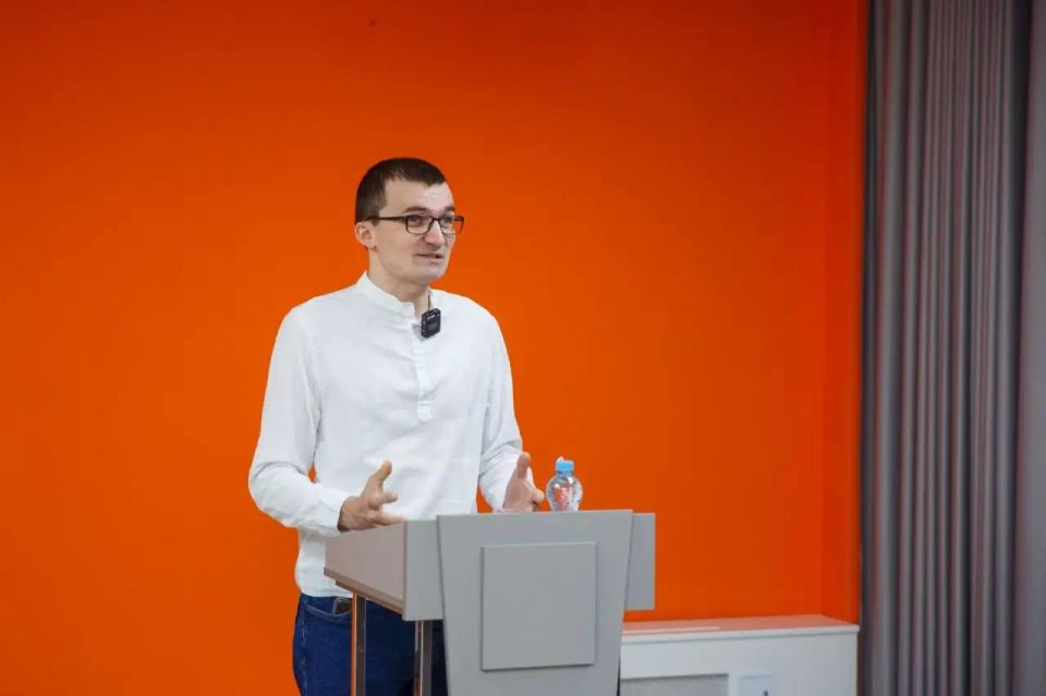 29 марта в Белгородской универсальной научной библиотеке прошла лекция, посвященная истории покорения Северного полюса, в рамках проекта «Научно-популярный лекторий»