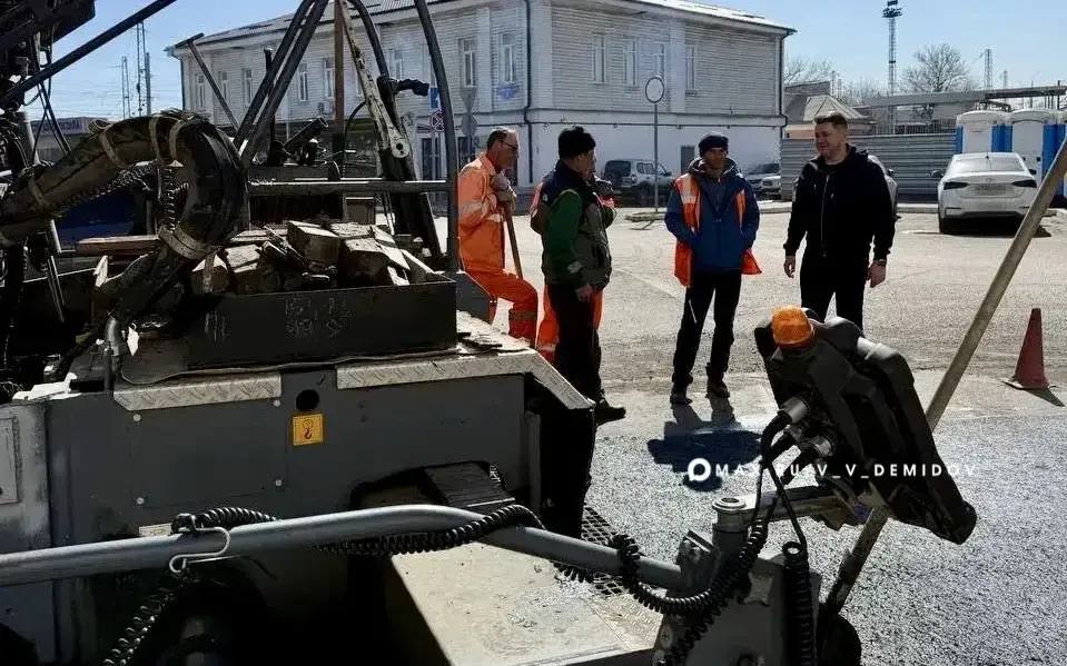 Валентин Демидов: Сегодня дорожные службы города продолжают плановый ямочный ремонт