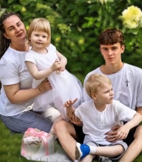 Малыши Даня и Даша вместе с мамой Натальей были вынуждены уехать из дома в Белгородской области, спасаясь от обстрелов ВСУ