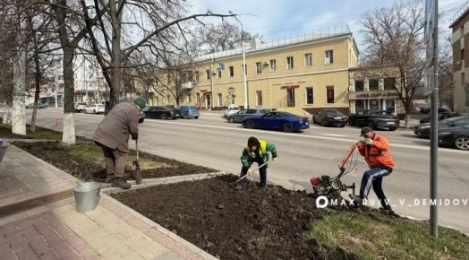Белгороде продолжают убирать улицы после зимы