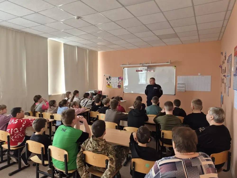 Белгородские школьники продолжают изучать дорожную теорию вместе с автоинспекторами