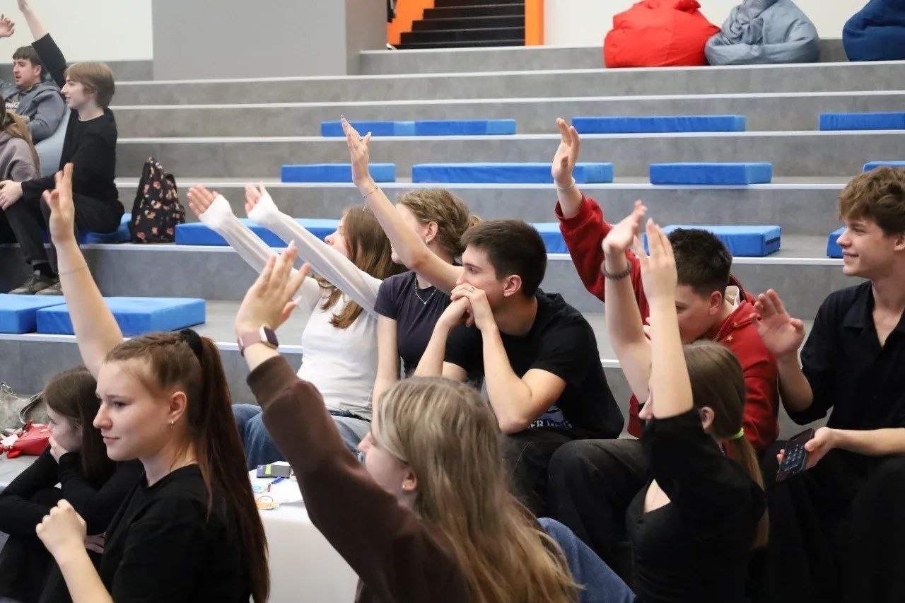 Смех сквозь раунды: как команды КВН средних профессиональных организаций округа сражались за звание самых остроумных!