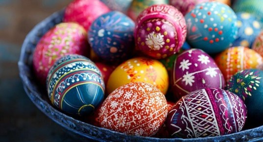 Необычные методы окраски пасхальных яиц: от пены для бритья до риса