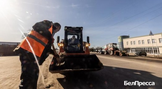 «К работе всегда подходим ответственно. Если нужно, выходим в любое время. Выполняем всё: от покоса травы до уборки улиц. Главное, чтобы посёлок был чистым и ухоженным»