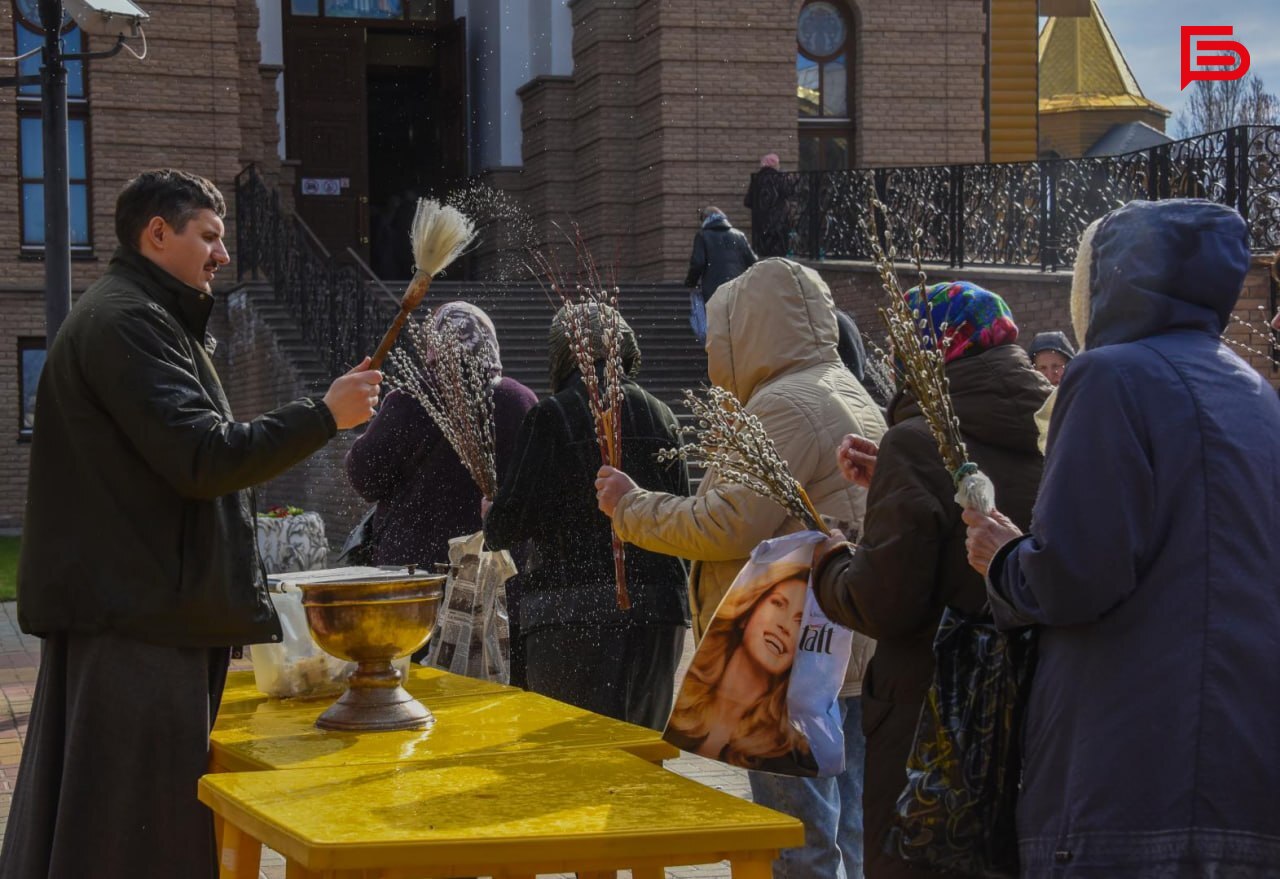 Делимся кадрами фотокорреспондента газеты «Наш Белгород» Бориса Ечина с праздничной службы Вербного воскресенья