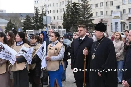 Валентин Демидов: Сегодня, в светлый праздник Благовещения, у храма Смоленской Божией Матери открылась символичная выставка «Святые образа русского подвига»