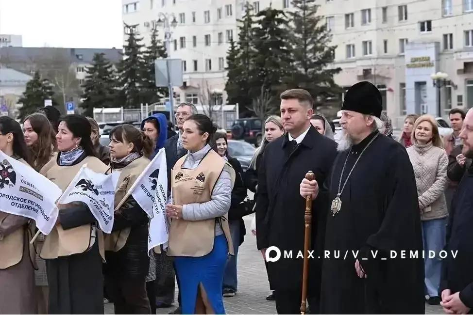 Вчера, в светлый праздник Благовещения, у собора иконы Божией Матери Смоленская открылась символичная выставка «Святые образа русского подвига»