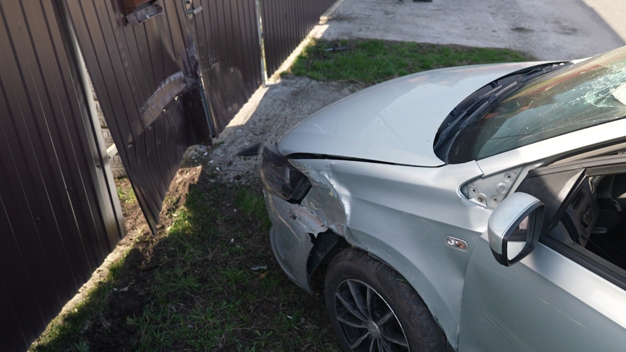 В Старооскольском округе нетрезвый водитель пытался скрыться от полиции и врезался в забор