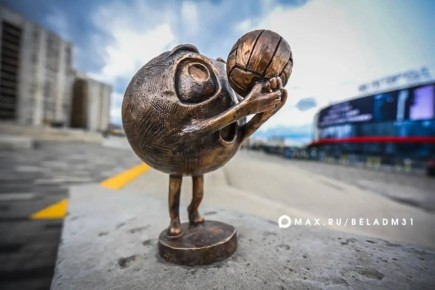 Второй «сбежавший» с моста смайл появился сегодня у СК «Белгород-Арена»