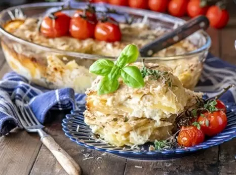 Гратен из картофеля и творога: вкусное сочетание с подпечёнными томатами