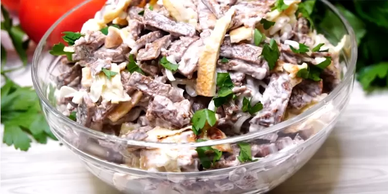 Необычный салат с куриной печенью: ресторанный рецепт для домашнего стола