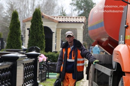 Михаил Лобазнов: В преддверии Пасхи на восьми городских кладбищах провели уборку территорий общего пользования: вывезли мусор и 1072 куба порубочных остатков, завезли порядка 500 тонн песка