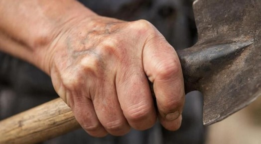 Жительницу губкинского села подозревают в убийстве мужчины лопатой