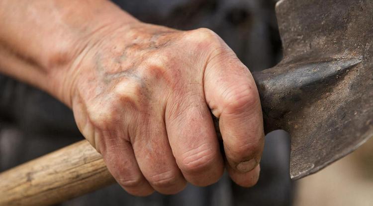 Жительницу губкинского села подозревают в убийстве мужчины лопатой