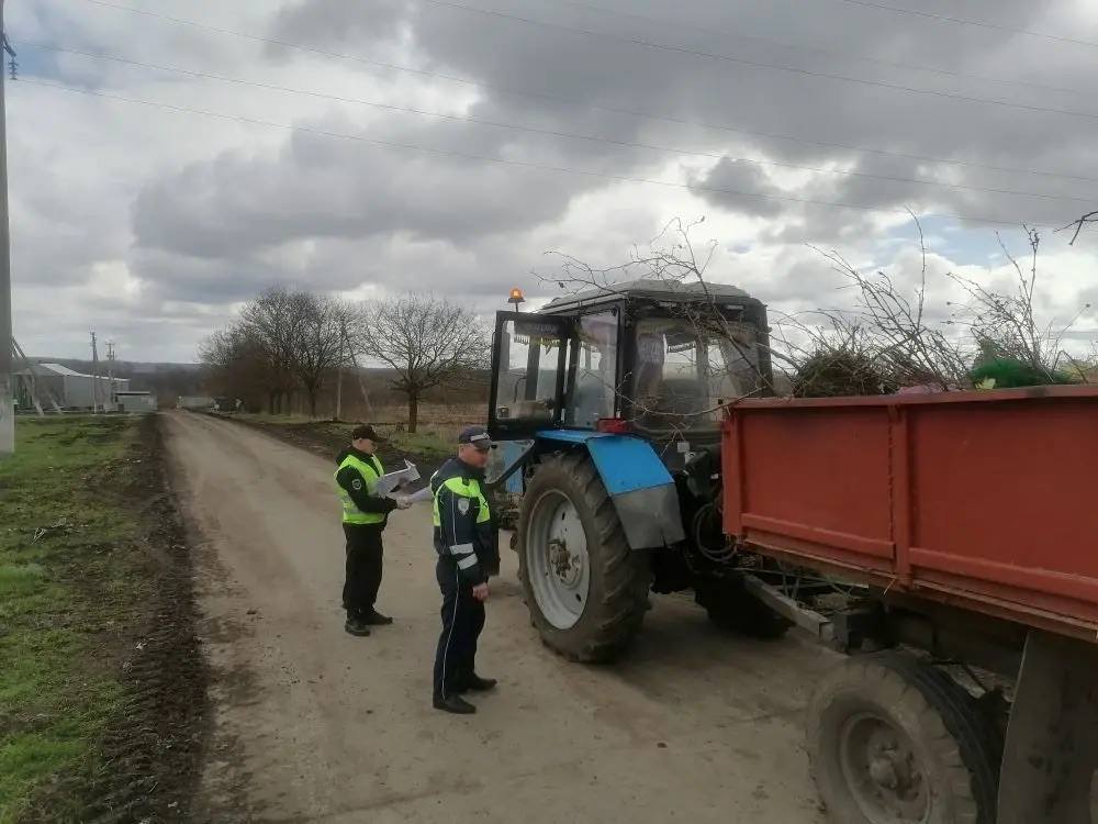 В Ивнянском округе сотрудники Госавтоинспекции и Экоохотнадзора в рамках оперативно-профилактического мероприятия «Чистый город» проверили транспорт