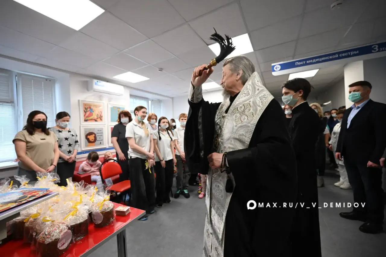 Валентин Демидов: По доброй традиции накануне светлого праздника Пасхи навестили и поздравили тех, кто сейчас нуждается во внимании больше всего