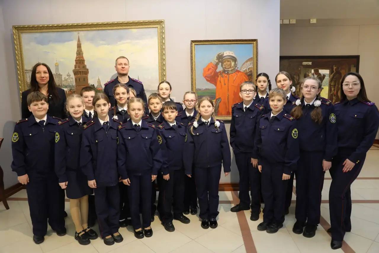 Сотрудники СУ СК России по Белгородской области организовали для кадет посещение выставки «Звездам навстречу»