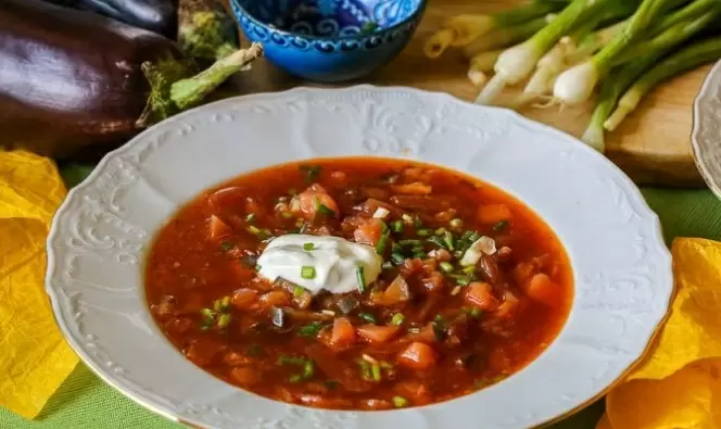 Вкус южан: классический борщ с баклажанами и мясом