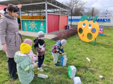 В детском саду №1 посёлка Вейделевка прошли увлекательные тематические занятия, посвященные раздельному сбору твердых бытовых отходов