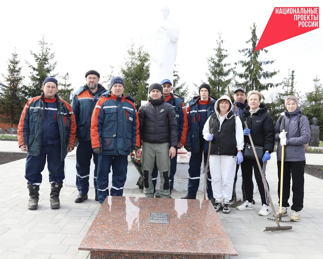 В преддверии Дня Победы сотрудники Краснояружского РЭС вышли на традиционный экологический субботник на мемориальный комплекс в центре Красной Яруги — священное место для всех жителей нашего округа