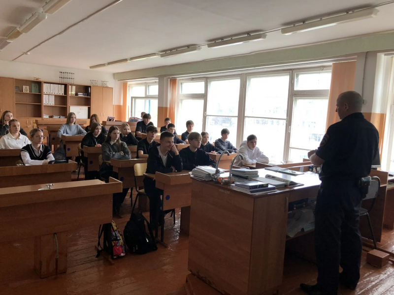 Губкинские полицейские провели для подростков антинаркотические беседы в рамках операции «Чистое поколение – 2026»