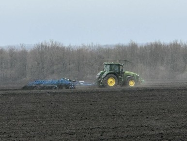 Несмотря на капризы погоды, в Ракитянском округе продолжаются весенне-полевые работы